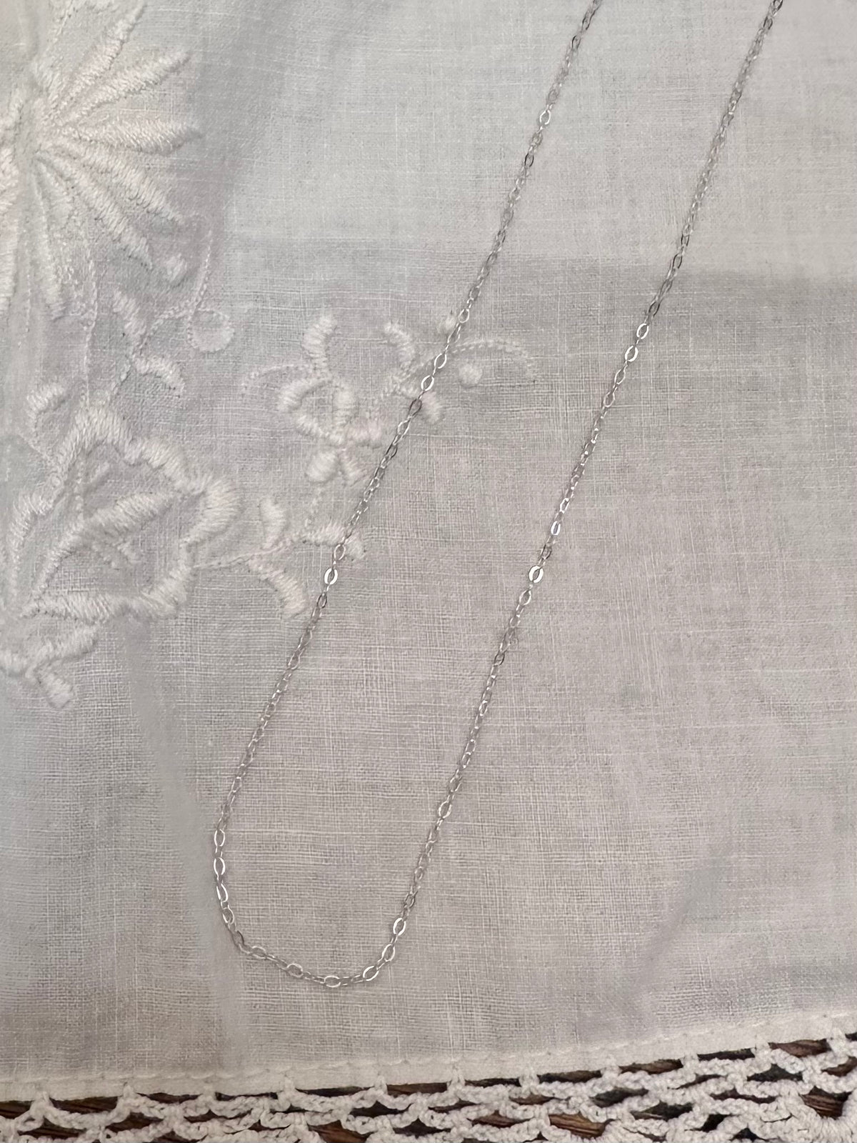 Dainty flat cable chain